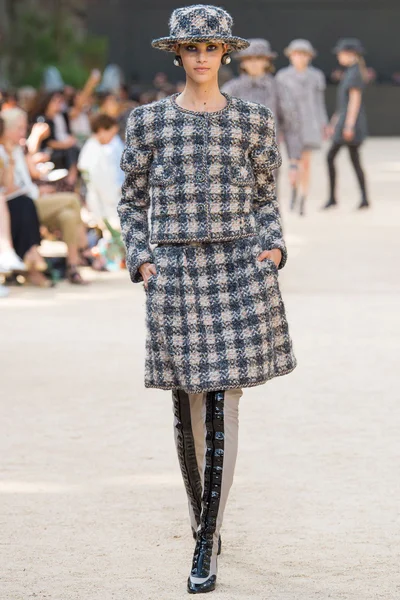 Look 16